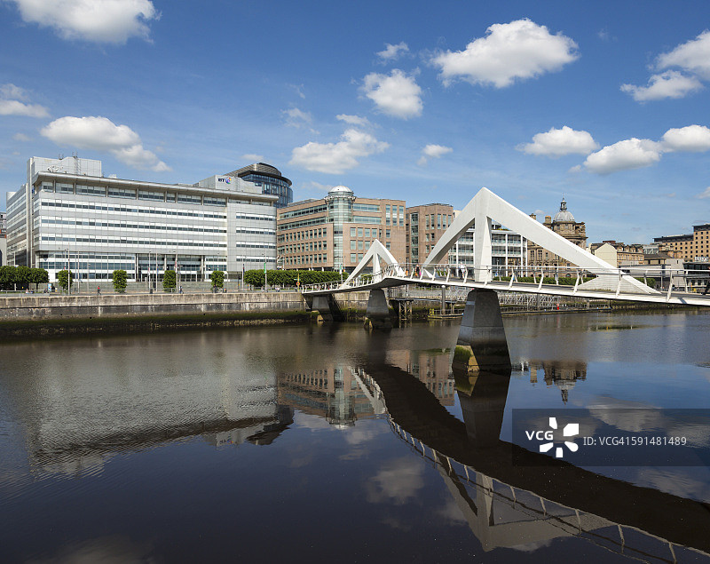 克莱德河上的Tradeston桥或弯曲桥图片素材