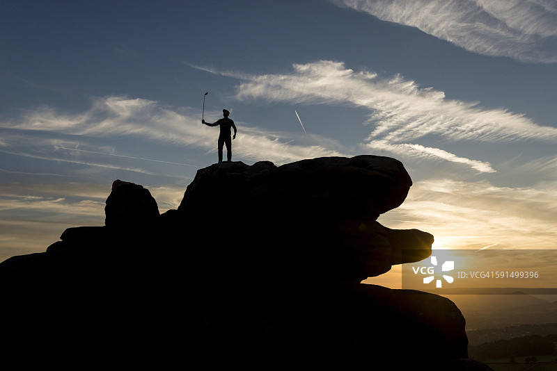 在英国峰区岩石顶上自拍的男人图片素材