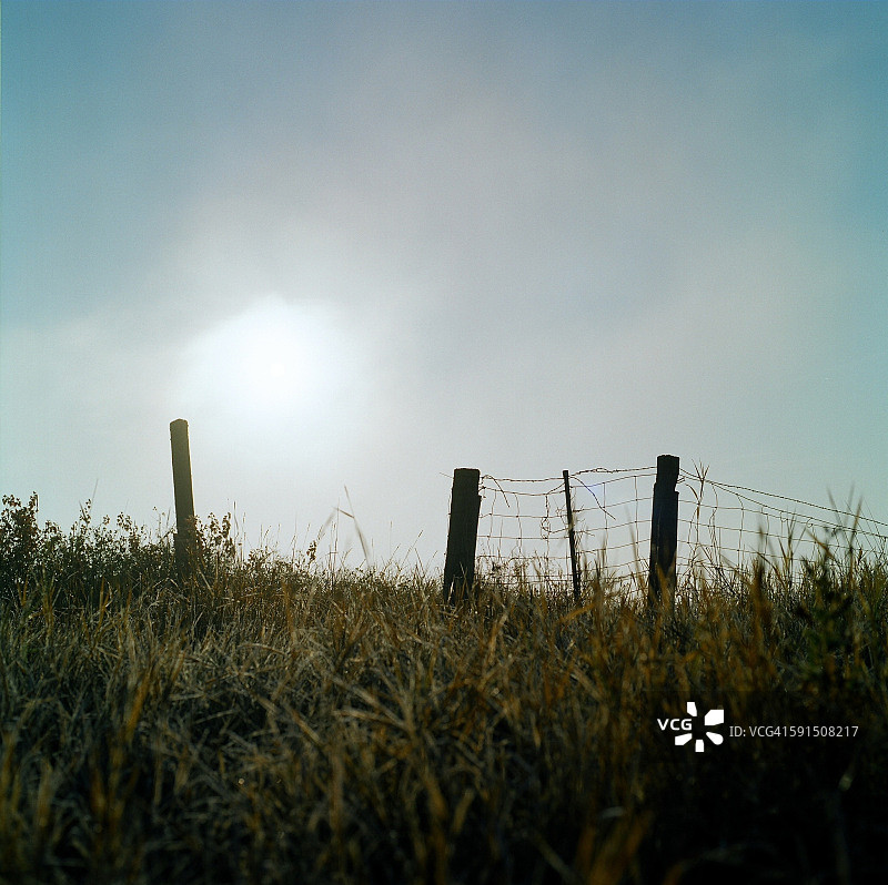 清晨阳光照耀的栅栏开口图片素材