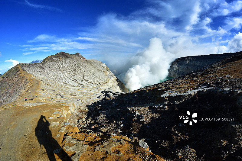 伊真火山峰顶的登山者身影图片素材