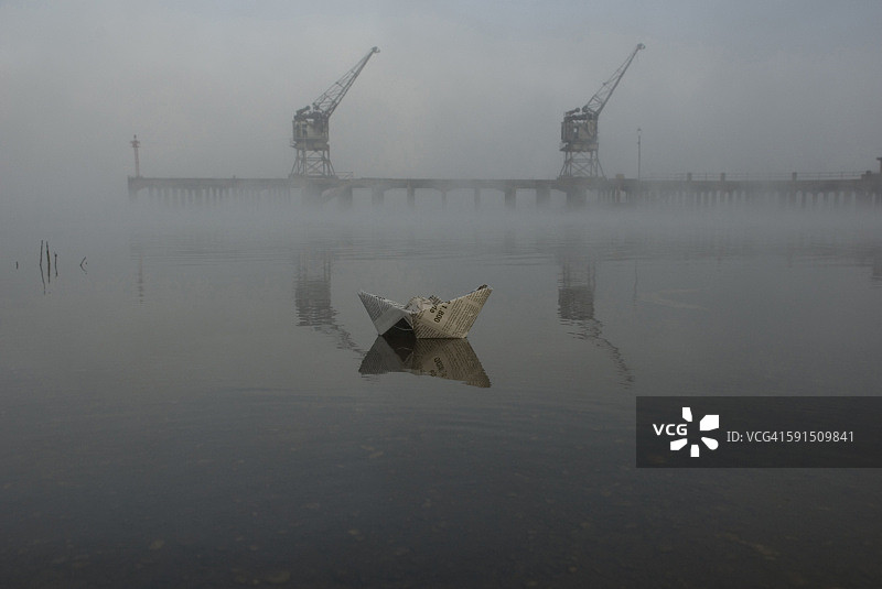 漂浮在平静水面上的纸船，乌拉圭图片素材