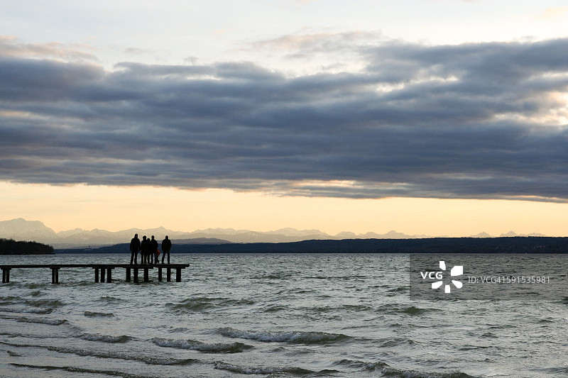 阿默湖日落，眺望阿尔卑斯山图片素材