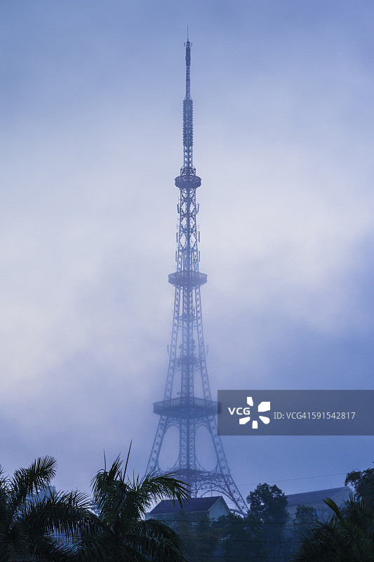 埃菲尔铁塔形状的通讯桅杆图片素材