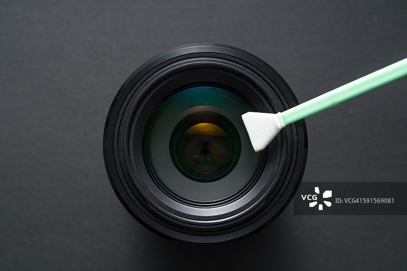 移除相机镜头上的灰尘图片素材