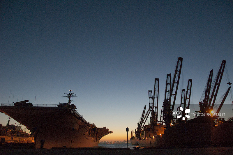 阿拉米达黄蜂号航空母舰和补给船的暮色图片素材