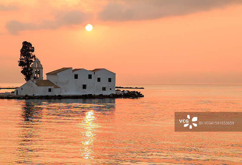 科孚岛Vlacherna修道院的黎明，希腊图片素材