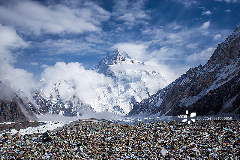 穿过云层的K2峰图片素材