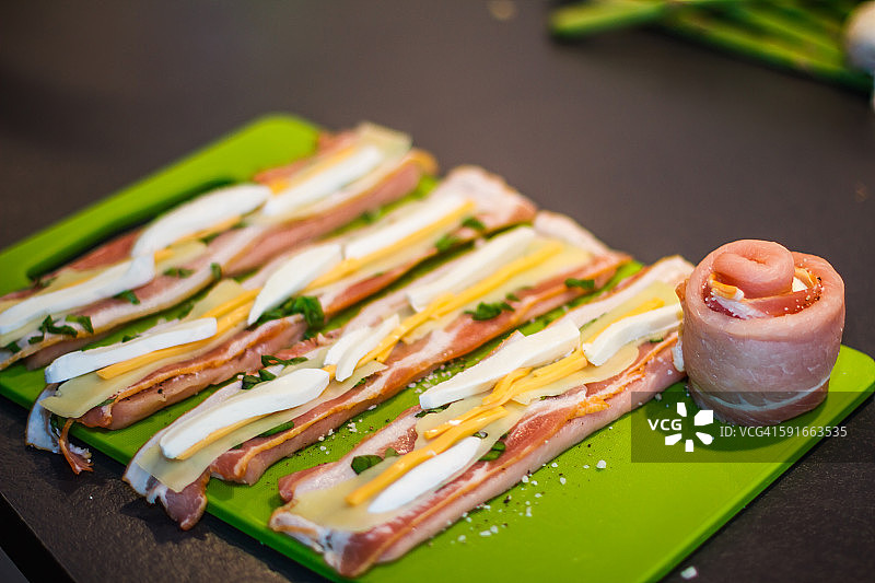 肉卷的制作过程图片素材