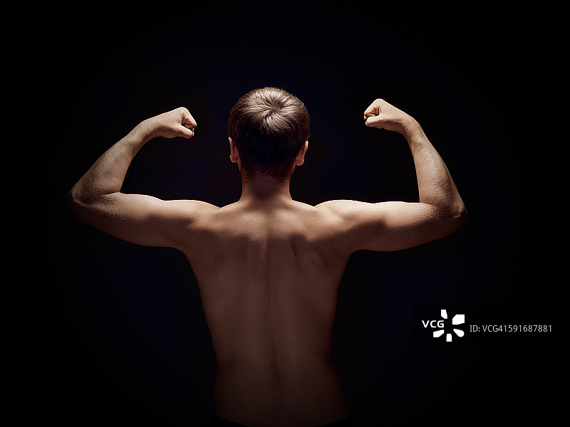 退出，年轻男孩弯曲双臂图片素材