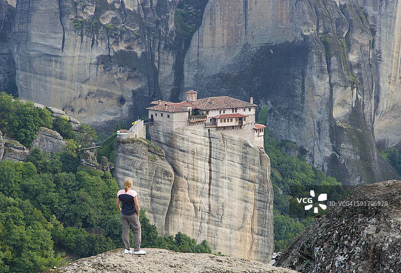 女人与希腊迈泰奥拉鲁萨努修道院图片素材