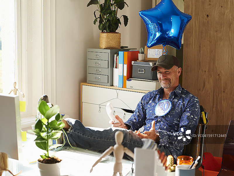 48-52岁的男人庆祝50岁生日图片素材
