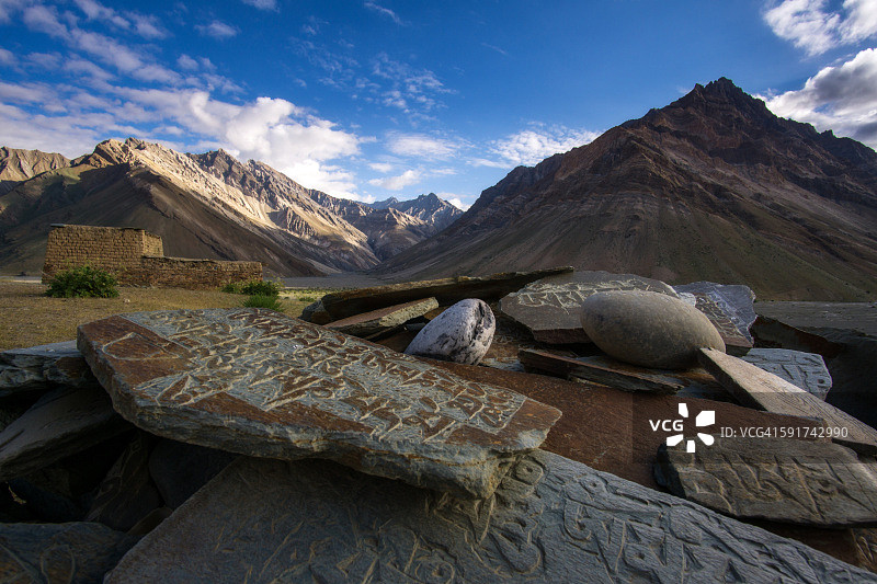 印度朗杜姆寺雕刻的佛教玛尼石图片素材