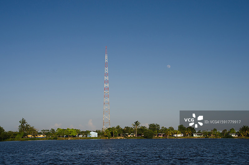 委内瑞拉奥里诺科河旁边的天线塔图片素材