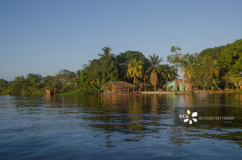 奥里诺科河岸边的房屋图片素材