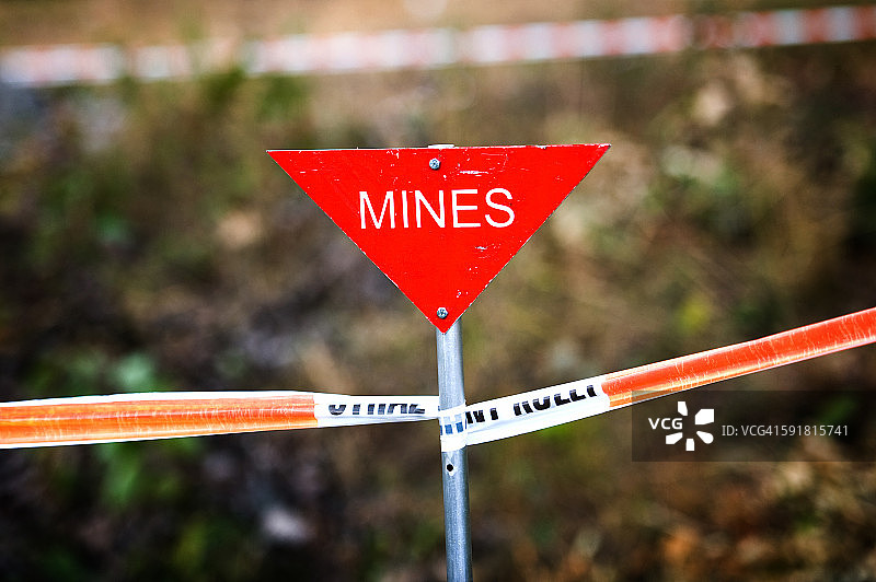 雷区中的红色“地雷”标志图片素材