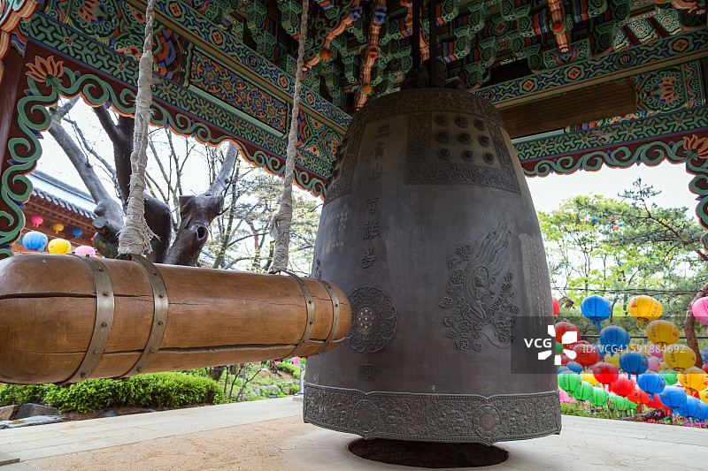 首尔吉祥寺的木梁和悬挂的钟图片素材