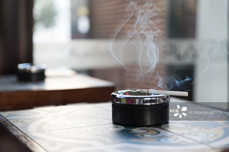 烟灰缸和香烟图片素材