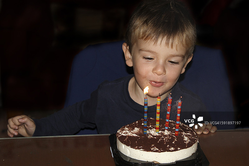 吹灭生日蜡烛图片素材