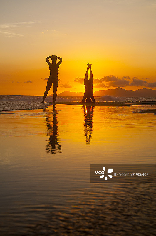 海滩上的瑜伽图片素材