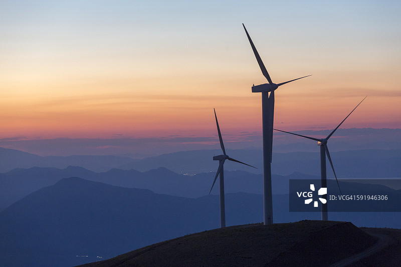 日落时的风力涡轮机图片素材