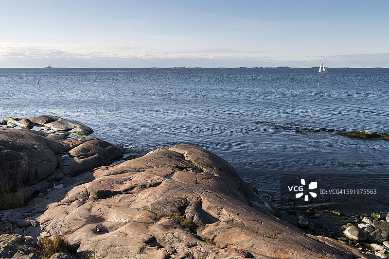 赫尔辛基的岩石海岸线图片素材