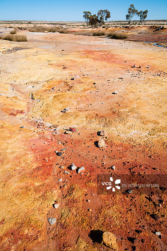 自流泉的古代石器图片素材