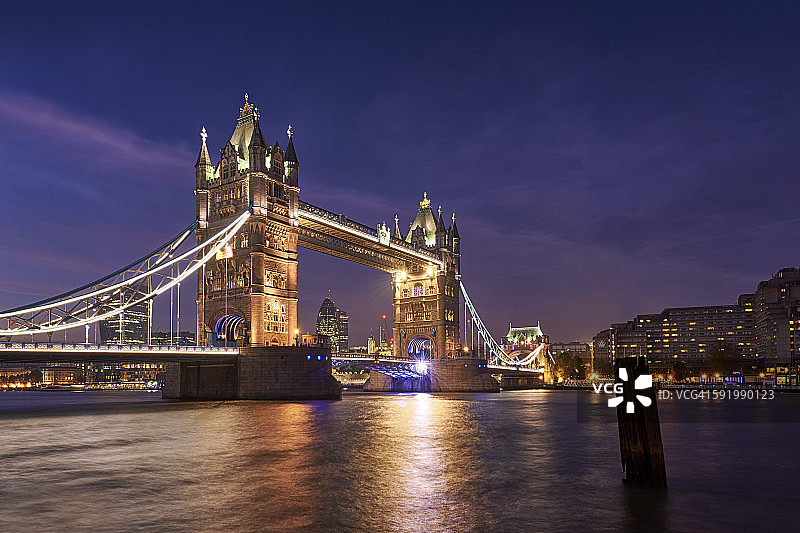 夜幕下的伦敦塔桥图片素材