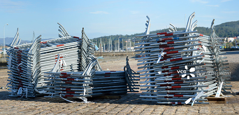 港口中的移动式行人围栏图片素材