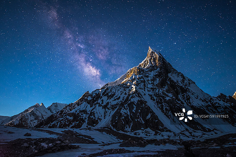 巴基斯坦的夜晚星空与山脉图片素材