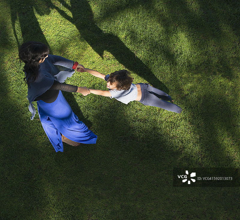 户外，母亲抱着儿子荡秋千图片素材