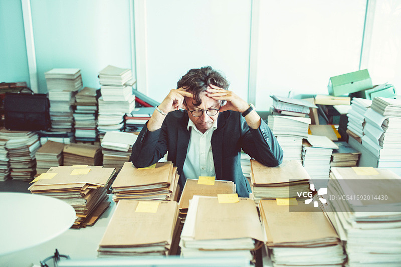 过度劳累的办公室工作人员，官僚主义，档案图片素材