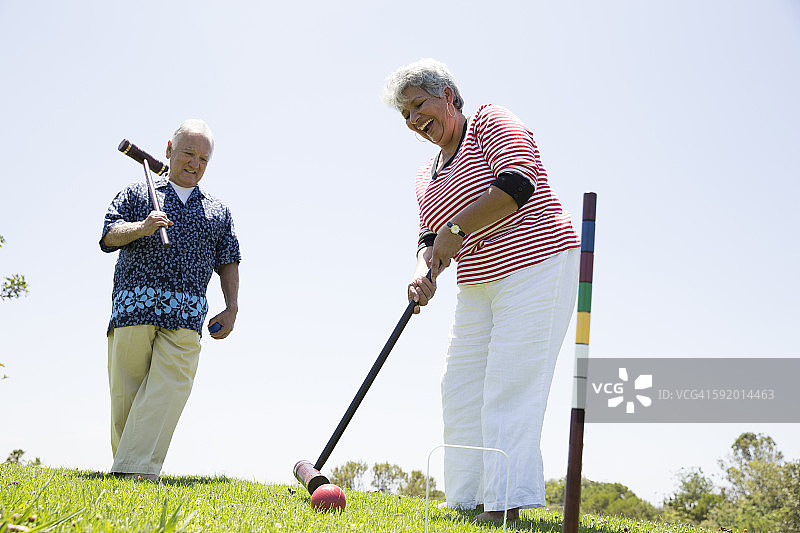 老年夫妇在户外玩槌球图片素材