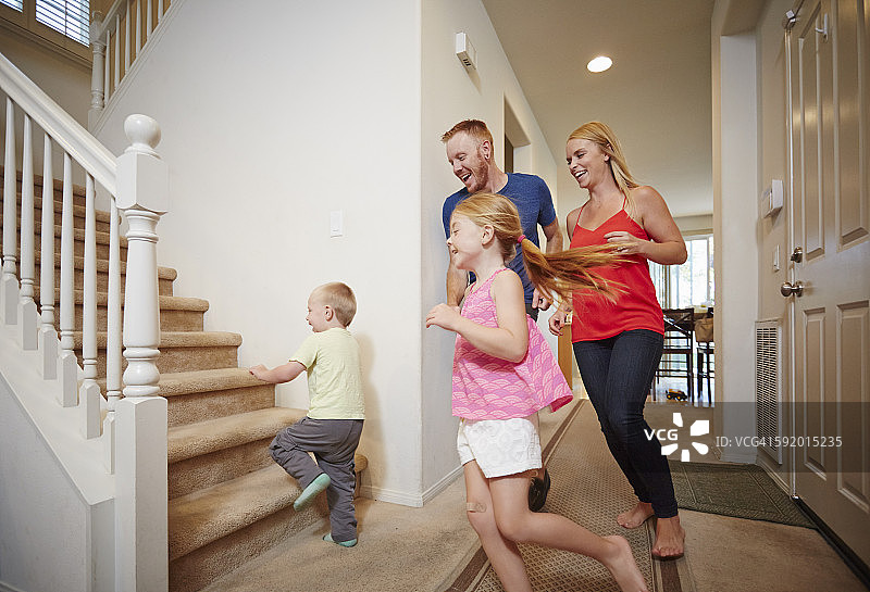 一家人在家里的楼梯上奔跑图片素材
