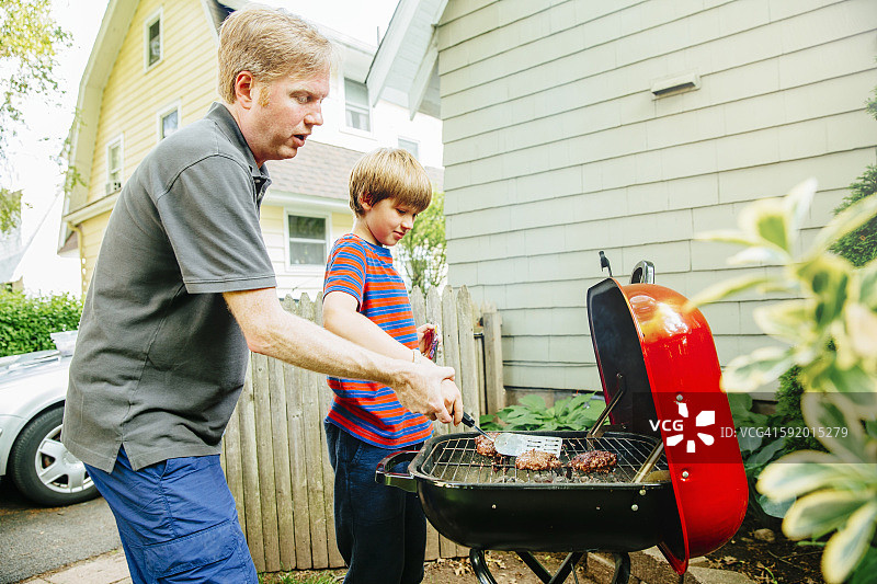 白人父子在后院烧烤食物图片素材
