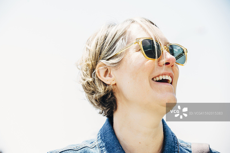 戴太阳镜的白人女性图片素材