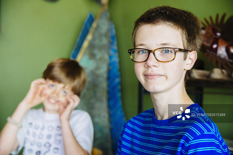 在客厅里微笑的白人兄弟图片素材