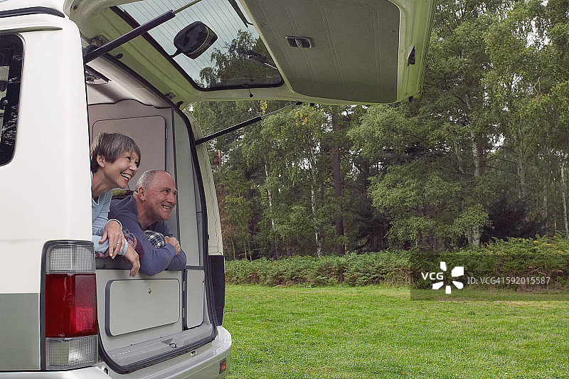 老年夫妇躺在敞篷露营车里图片素材