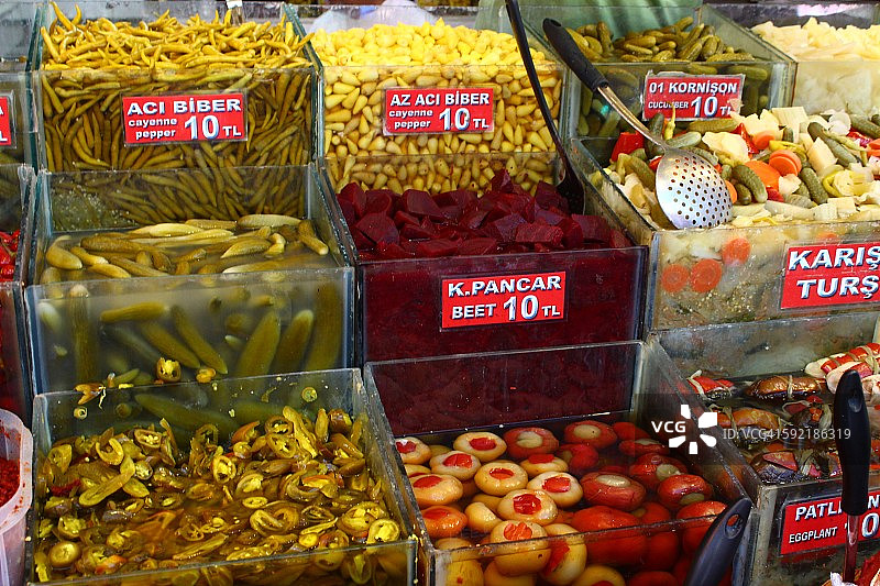 伊斯坦布尔香料市场上的腌黄瓜图片素材