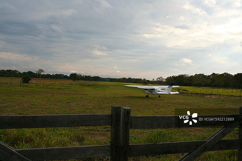 在潘塔纳尔准备起飞的塞斯纳飞机图片素材