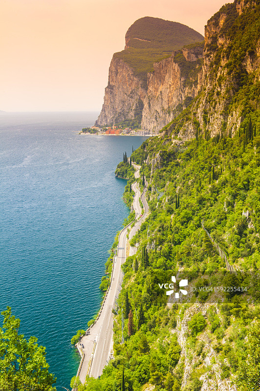 意大利伦巴第加尔达湖沿海公路图片素材