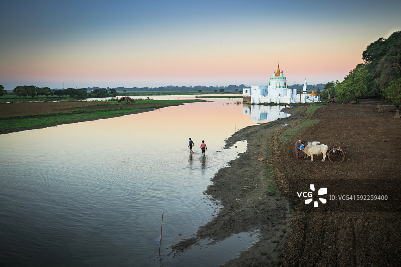 缅甸伊洛瓦底江的当地渔民和白色宝塔图片素材