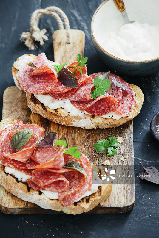 白豆、辣根和萨拉米香肠意式烤面包图片素材