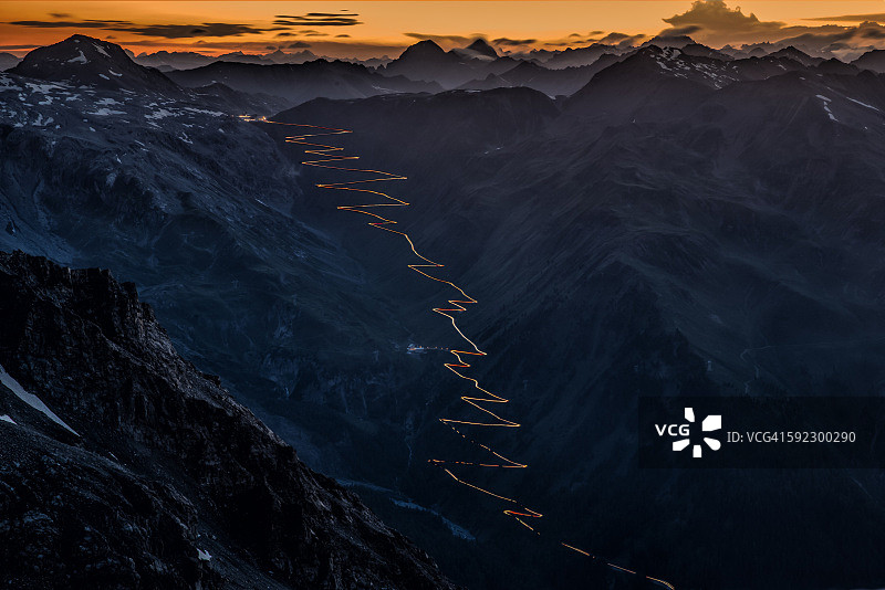 夜间山路弯道与交通灯图片素材