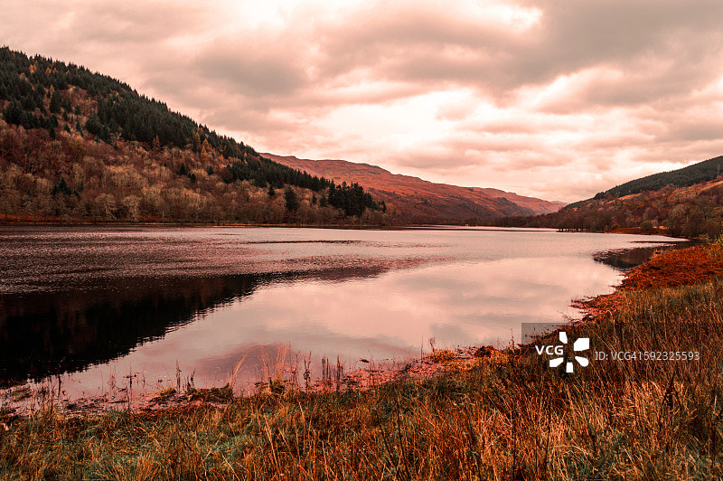 秋色与风景如画的湖泊——杜布格拉斯湖图片素材