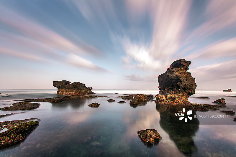 巴厘岛海滩海石柱图片素材