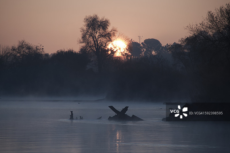 冬季清晨特茹河上的日出图片素材