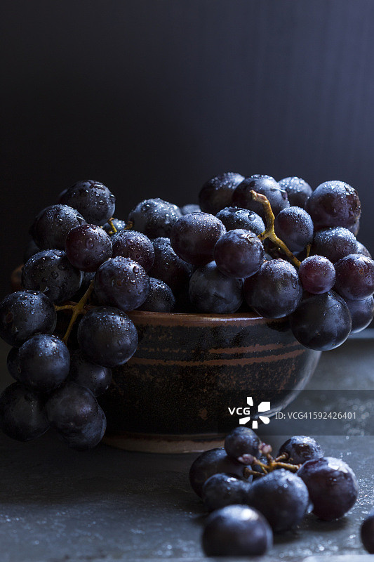 一碗多汁的成熟黑葡萄图片素材