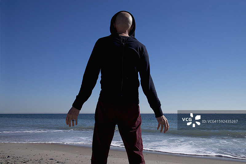 男人站在海滩上图片素材