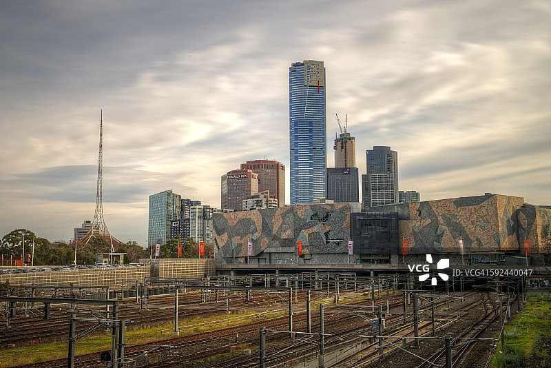 墨尔本火车轨道、现代剧院和尤里卡大厦图片素材