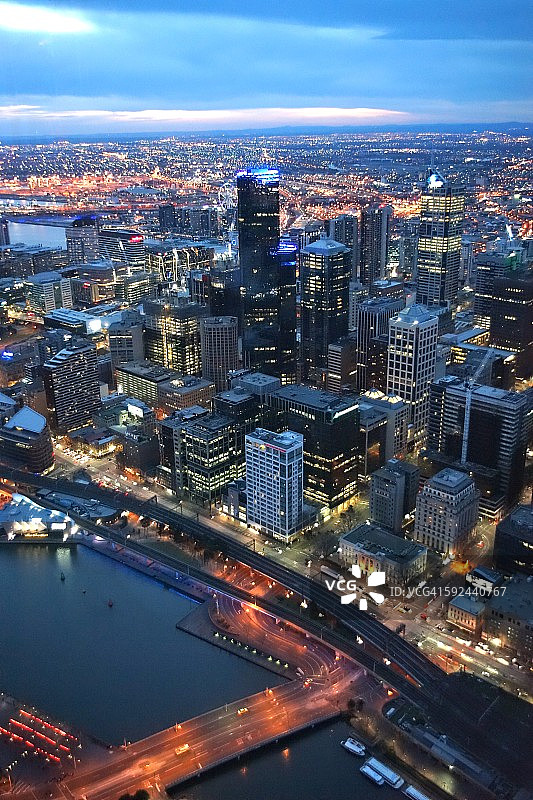 阴暗黄昏下的墨尔本城市和亚拉河图片素材